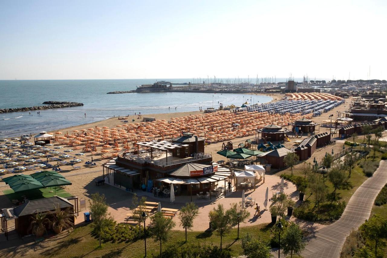 Hotel Betty Personal Style And Beach Village Rimini Exterior foto