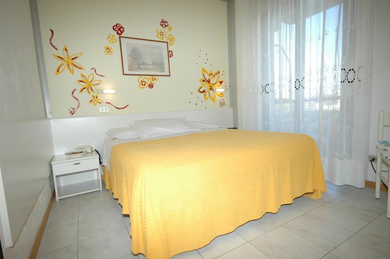 Hotel Betty Personal Style And Beach Village Rimini Exterior foto
