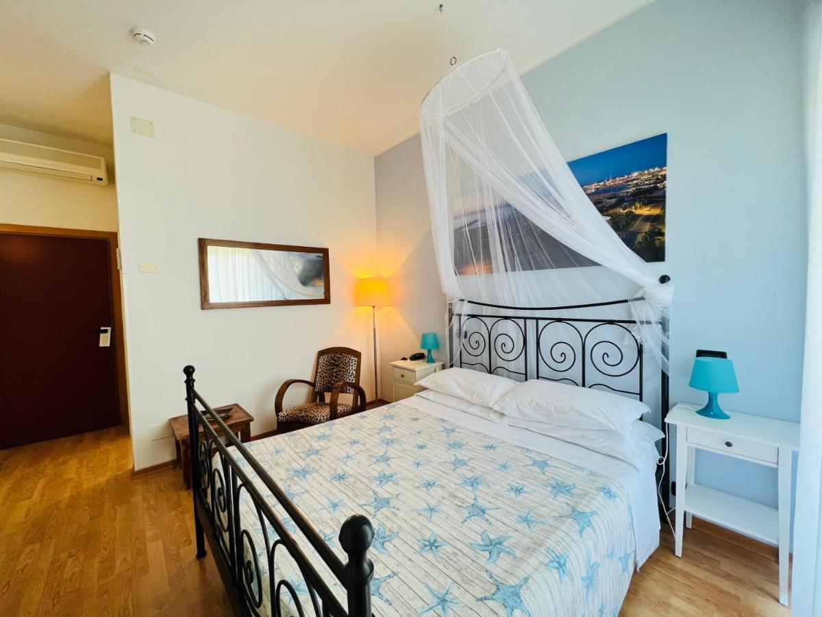Hotel Betty Personal Style And Beach Village Rimini Exterior foto