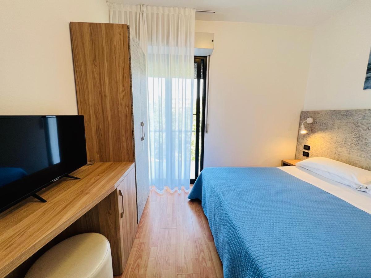 Hotel Betty Personal Style And Beach Village Rimini Exterior foto