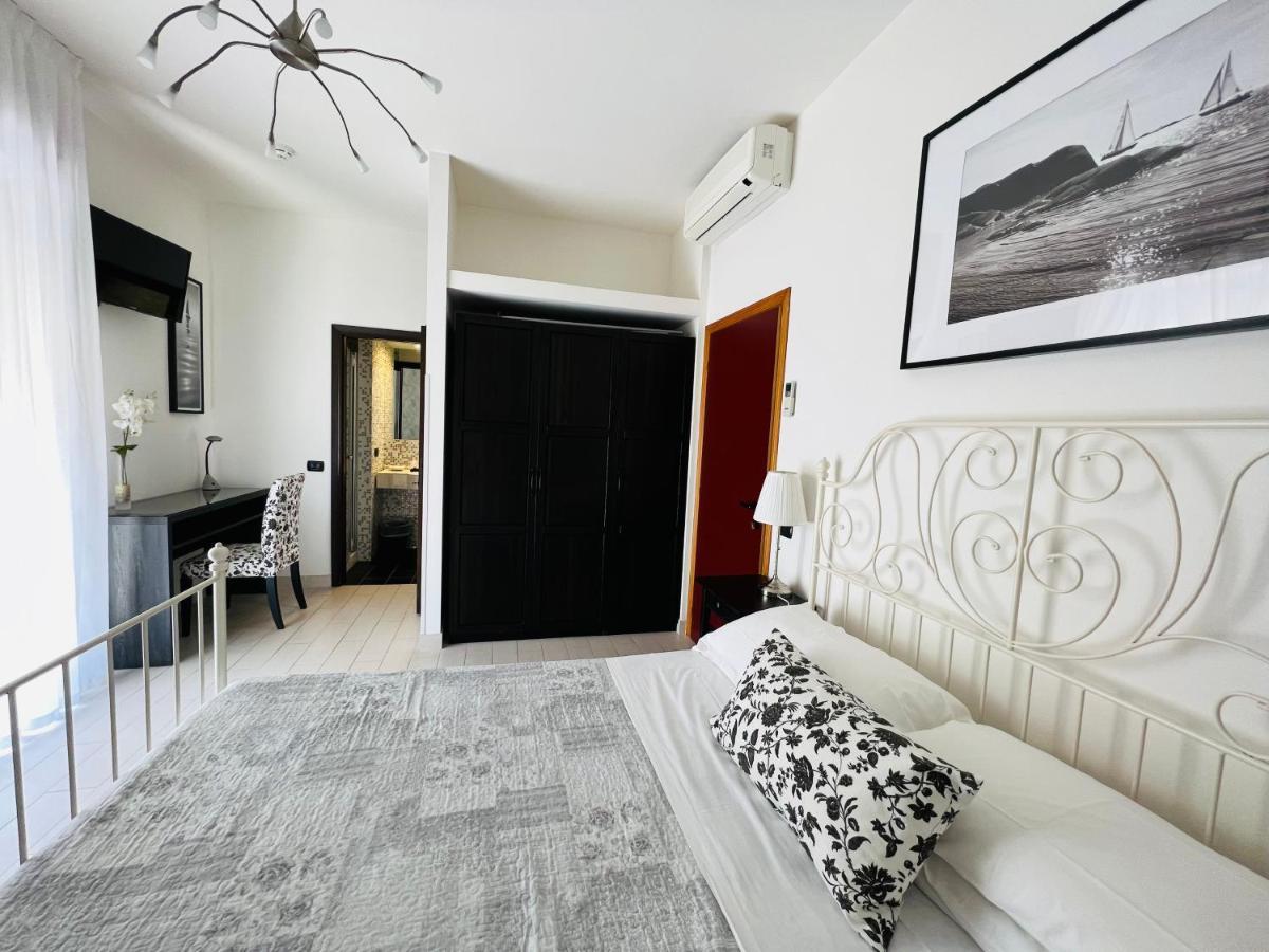 Hotel Betty Personal Style And Beach Village Rimini Exterior foto