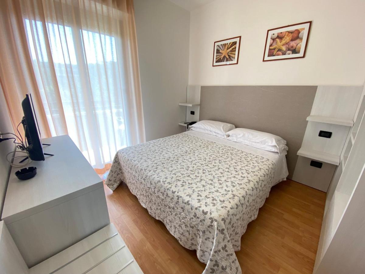 Hotel Betty Personal Style And Beach Village Rimini Exterior foto