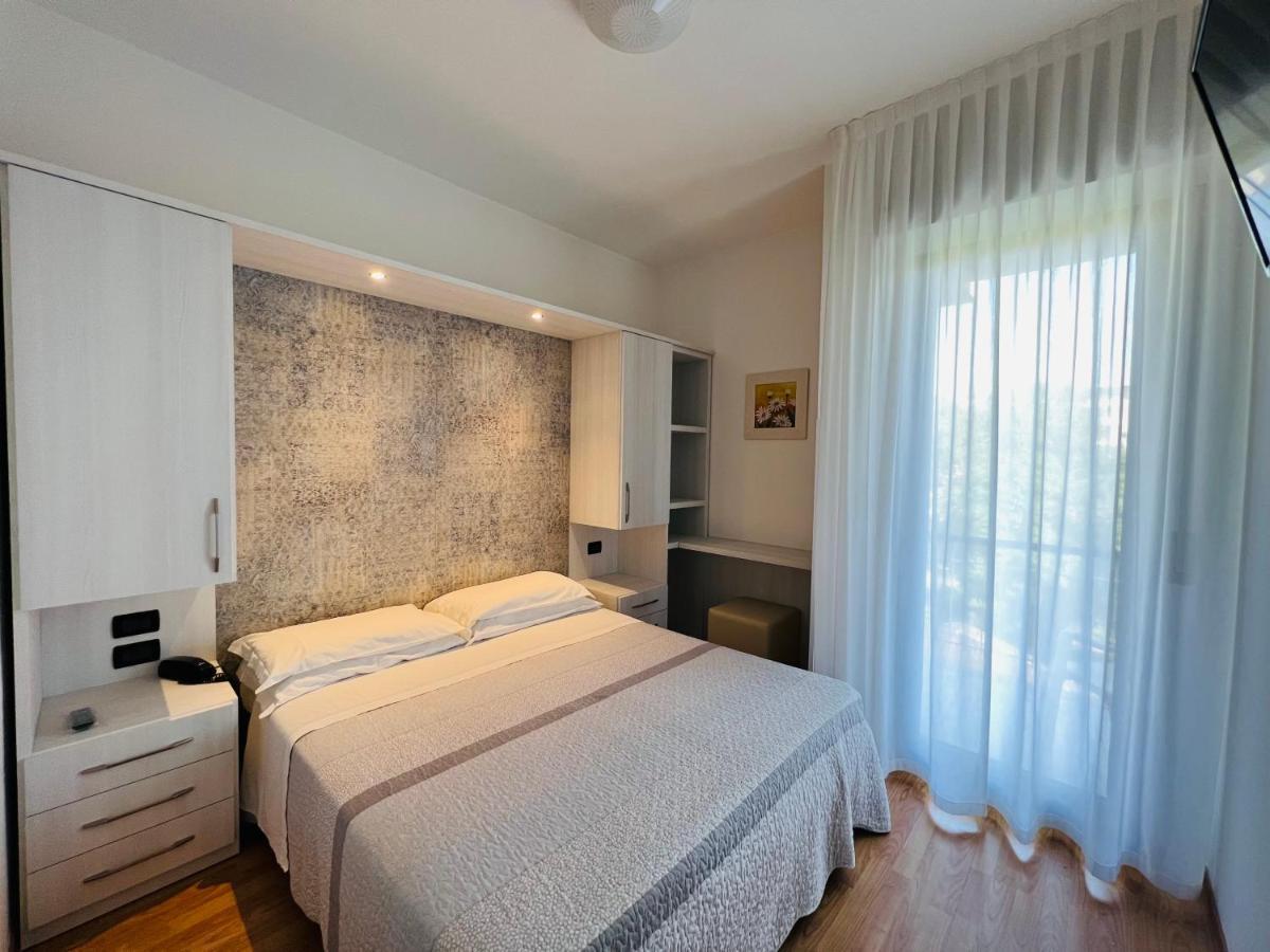 Hotel Betty Personal Style And Beach Village Rimini Exterior foto