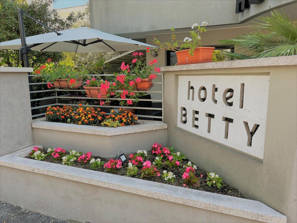 Hotel Betty Personal Style And Beach Village Rimini Exterior foto