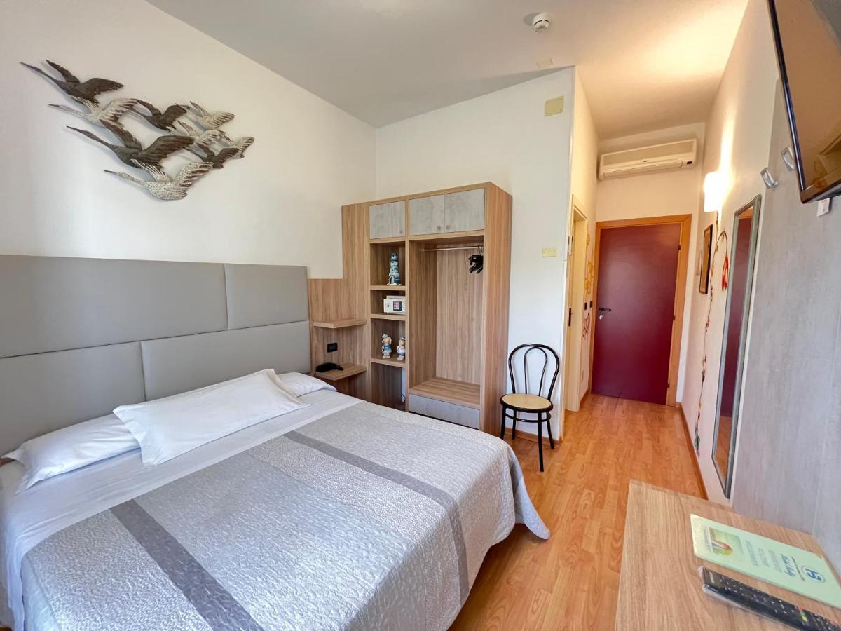Hotel Betty Personal Style And Beach Village Rimini Exterior foto