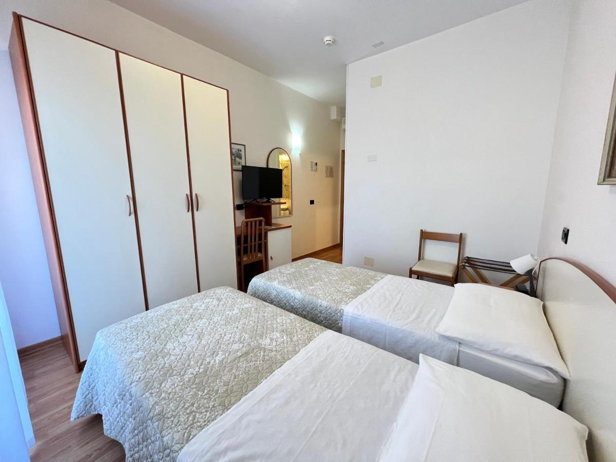 Hotel Betty Personal Style And Beach Village Rimini Exterior foto