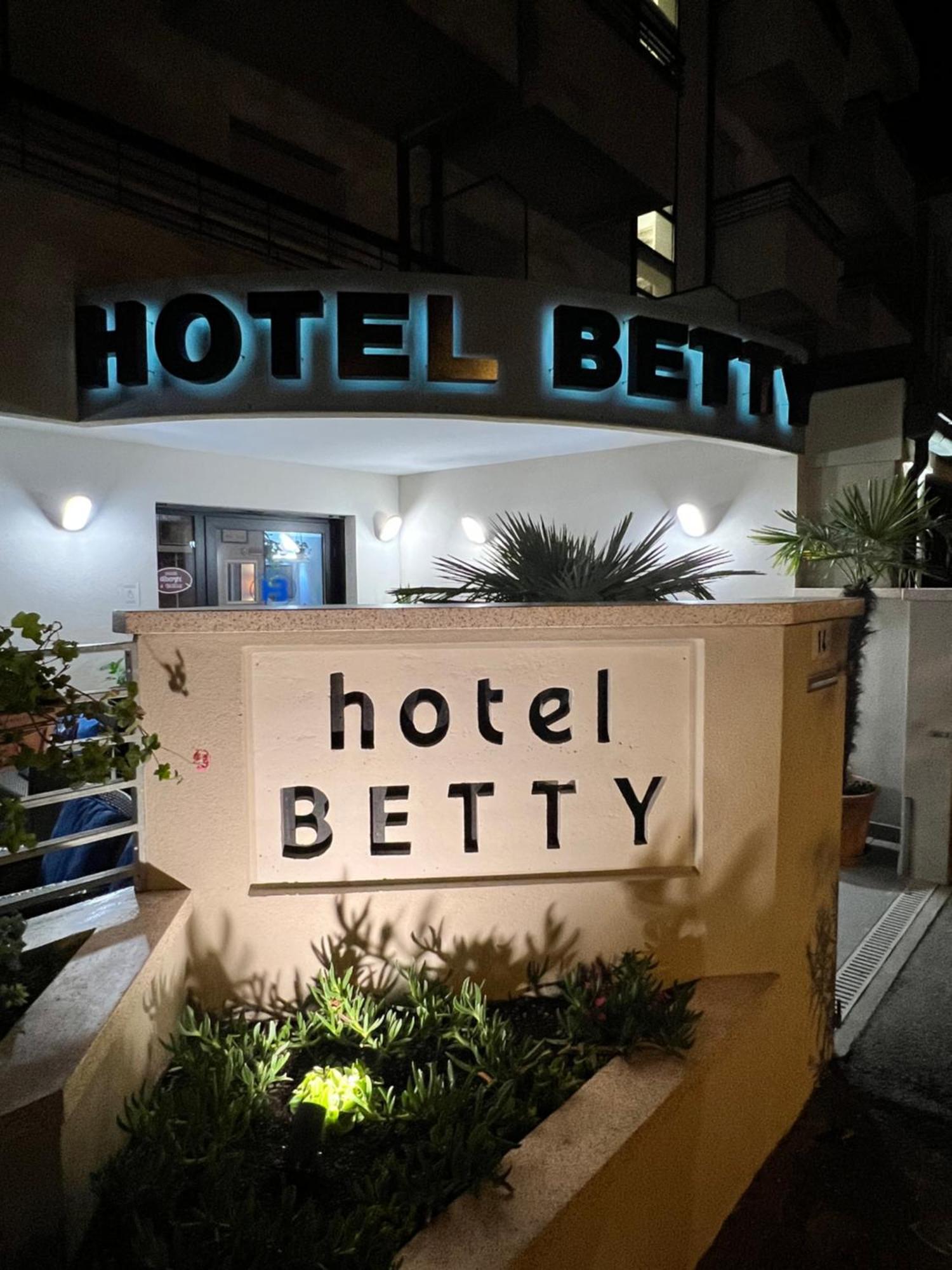 Hotel Betty Personal Style And Beach Village Rimini Exterior foto