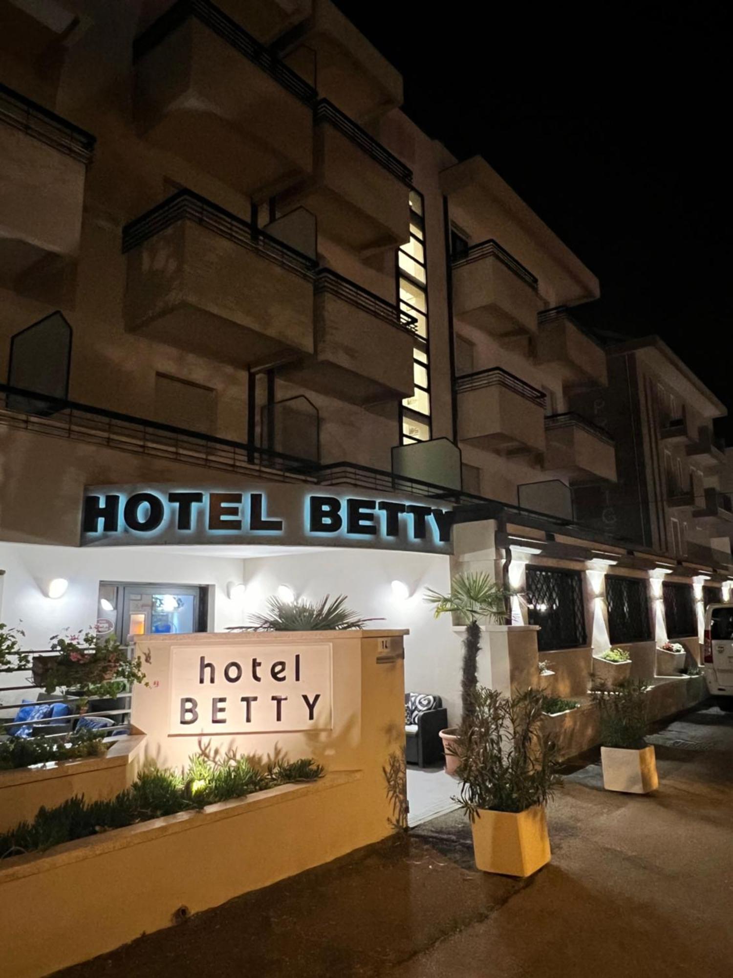Hotel Betty Personal Style And Beach Village Rimini Exterior foto